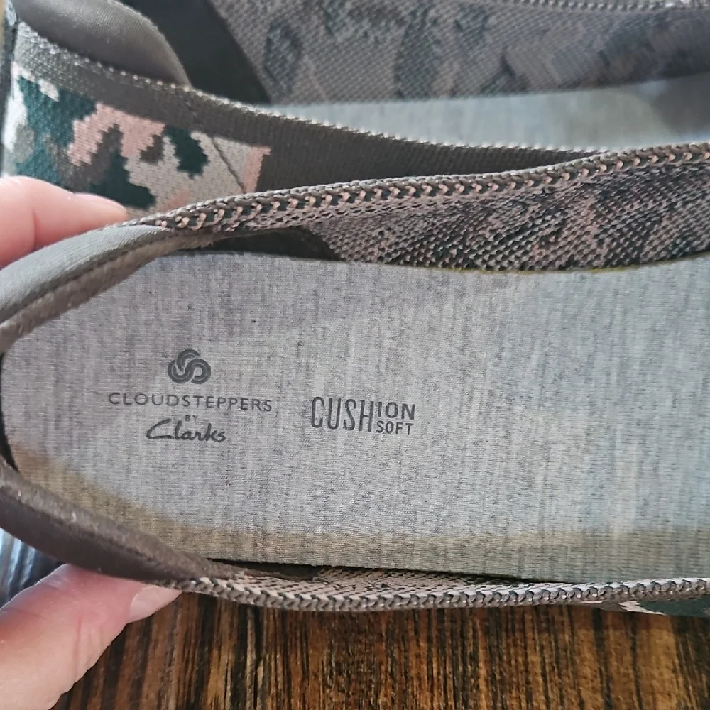 New Cloudsteppers by Clarks. Pink,Olive,White Camo Patterned Flats W/ Bow (Sz.8)